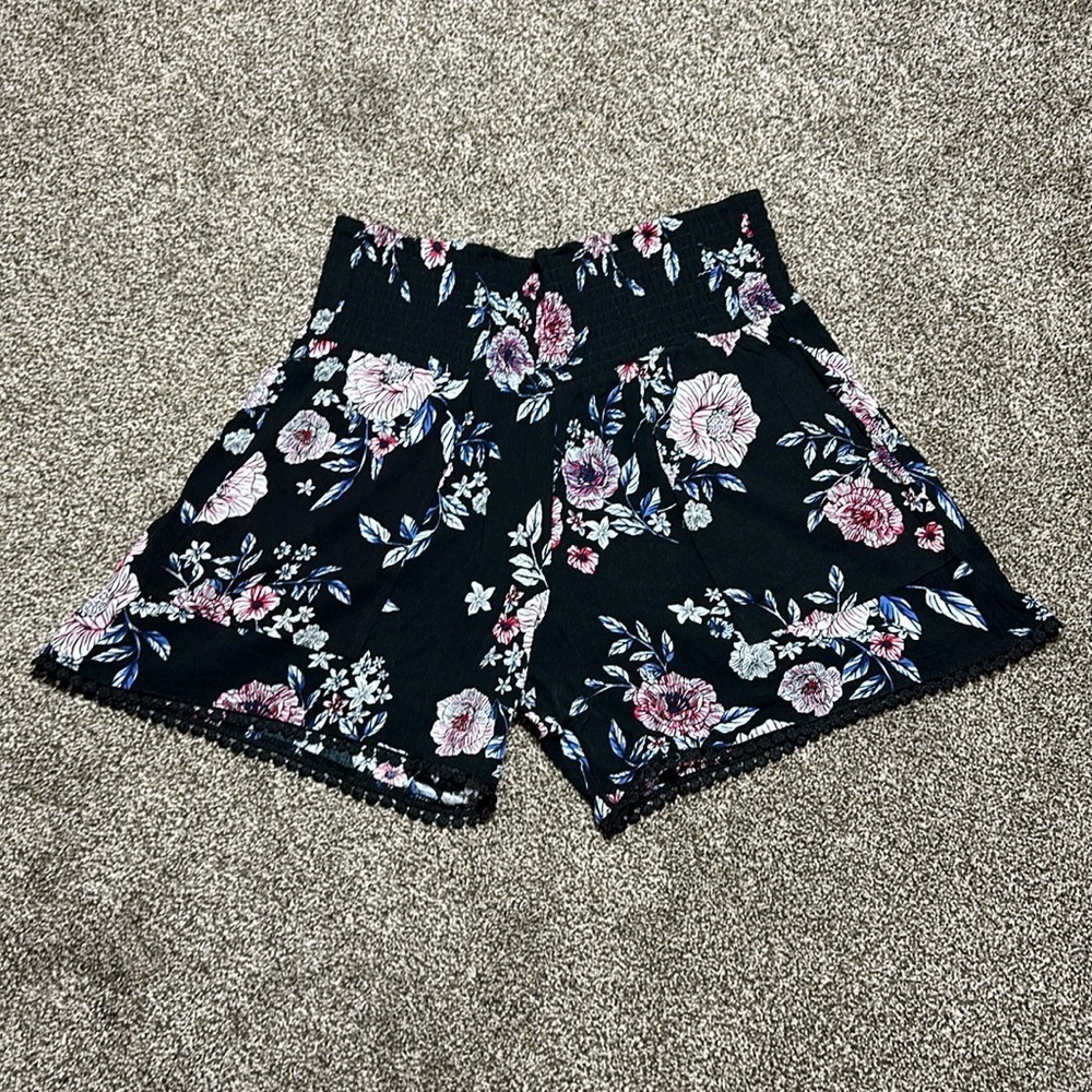 Three Dots high waisted floral flowy thick waistband stretch dress-up shorts